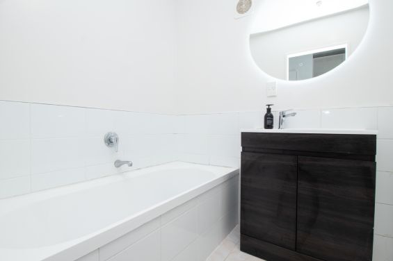 Deluxe Studio bath